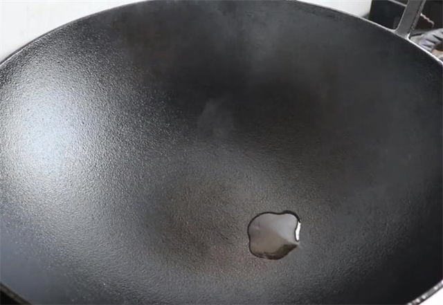 新买的铸铁锅切记不要直接用,开锅养锅的诀窍告诉你,锅越用越好