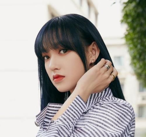 “发际线高”的女人，建议留以下4种“刘海”，显脸小还显年轻