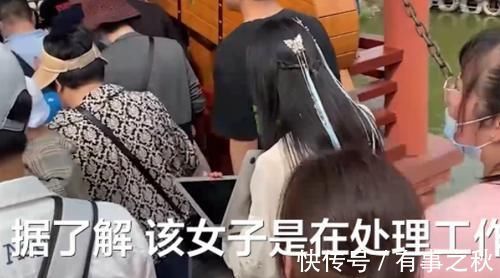 女子|打工人假期：女子景区内抱电脑边游玩边工作，网友：好烦一女的