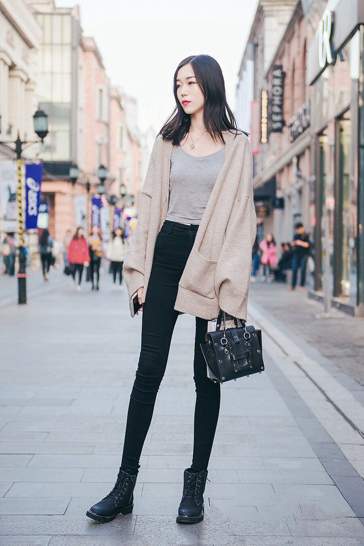 街拍：小美女身穿较有特色的T恤，虽然是纯白色的，立体感不错哦