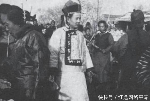 夫妻|晚清旧照：婉容骑自行车，新婚夫妻好害羞，满族格格逛庙会