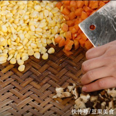  年货腊肠做法来了，日晒5天烟熏半个月，最后焖饭吃太香了