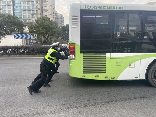 冬至日人心暖，他们用双手挪走抛锚公交车|派出所里暖心事 | 辅警