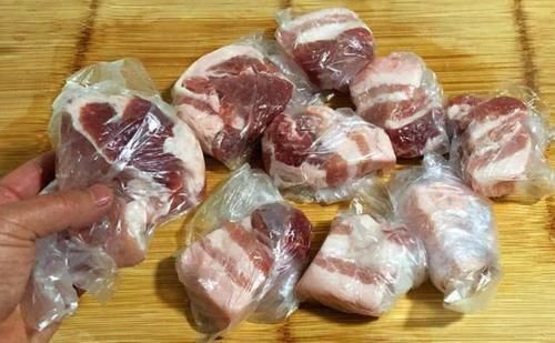 冻得像砖块的肉,不要用热水泡,学会解冻小妙招,肉吃着鲜嫩不腥