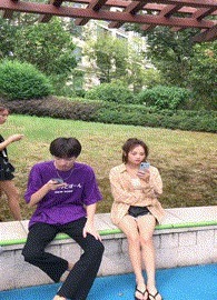 |搞笑GIF:美女有你这样吃饺子的吗,你家醋难道不要钱吗
