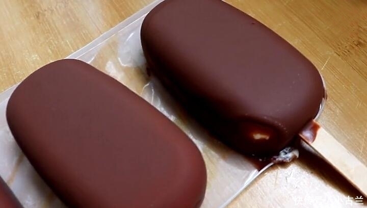 细腻|自制脆皮雪糕,2个鸡蛋一包奶,简单一做酥脆细腻,比冰淇淋好吃