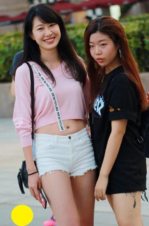 牛仔|路人街拍粉色露脐装配牛仔热裤,这位辣妈真敢穿呀