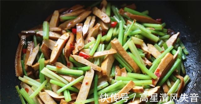 食材|两种食材搭配,大火一炒就上桌,这道快手菜,开胃又美味!