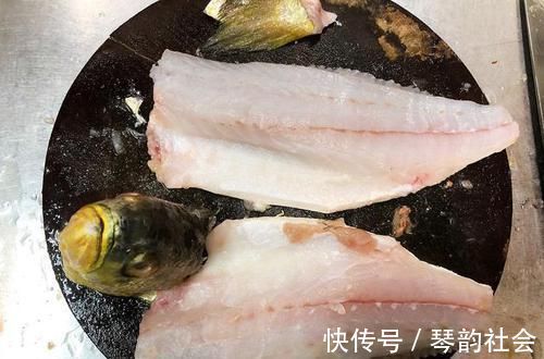 炸鱼时,有人用淀粉,有人用面粉,大厨都错了这才是正确做法