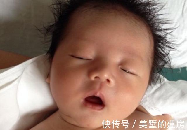 父母|小宝宝若不满百天,4件事父母最好别做,可能对孩子的发育不利