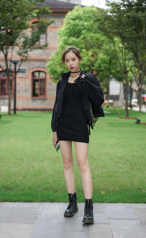 裙子下面别配小白鞋，现流行“马丁靴＋裙子”，又美又飒，真时髦