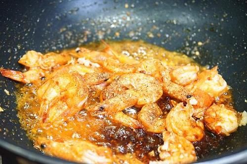 超下饭的椒盐虾，口感鲜美，做法简单，全家人都喜欢吃