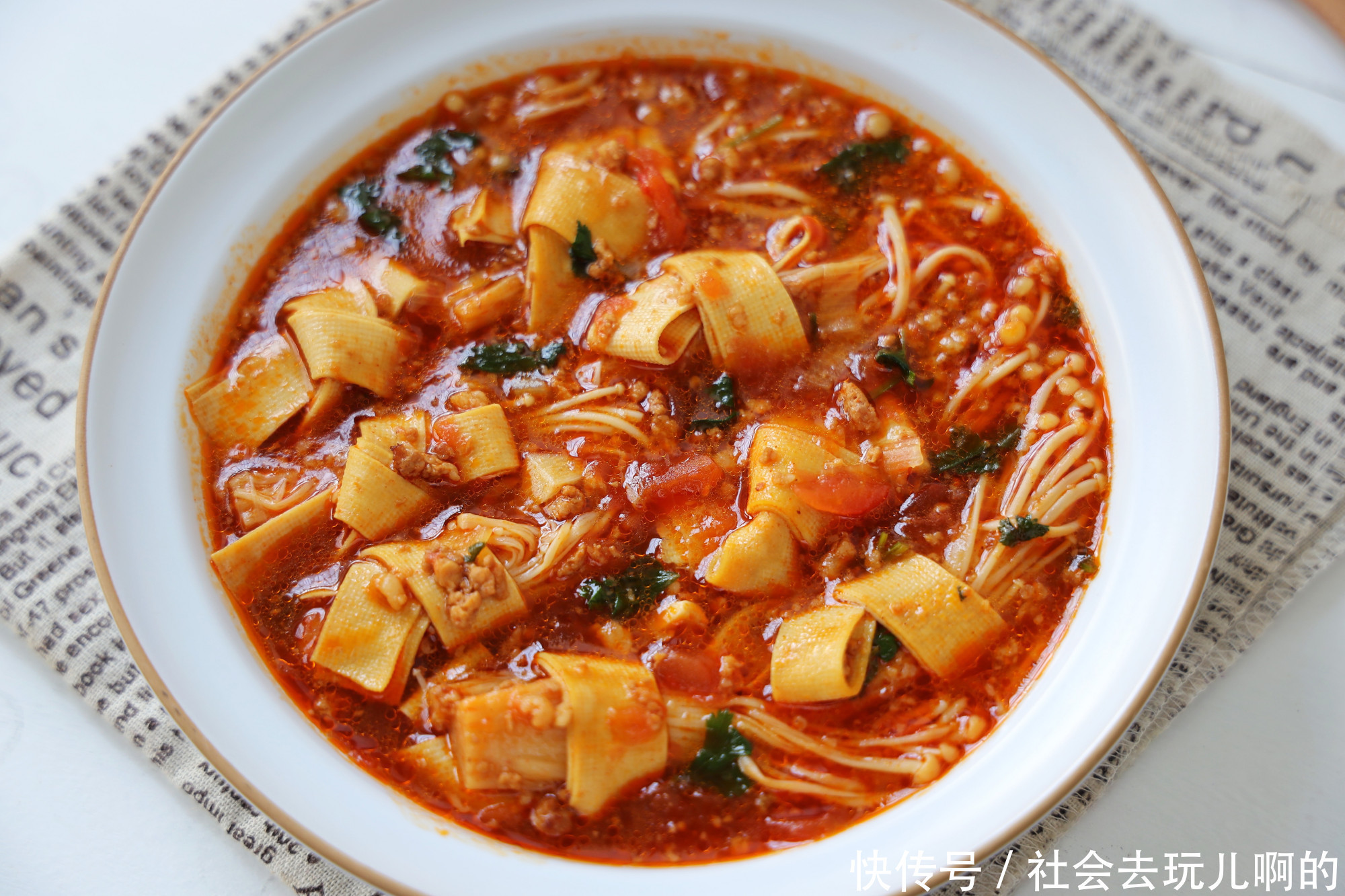 超爱|天气凉了，煮上一锅金针菇番茄汤，汤汁多，保暖又下饭，超爱吃