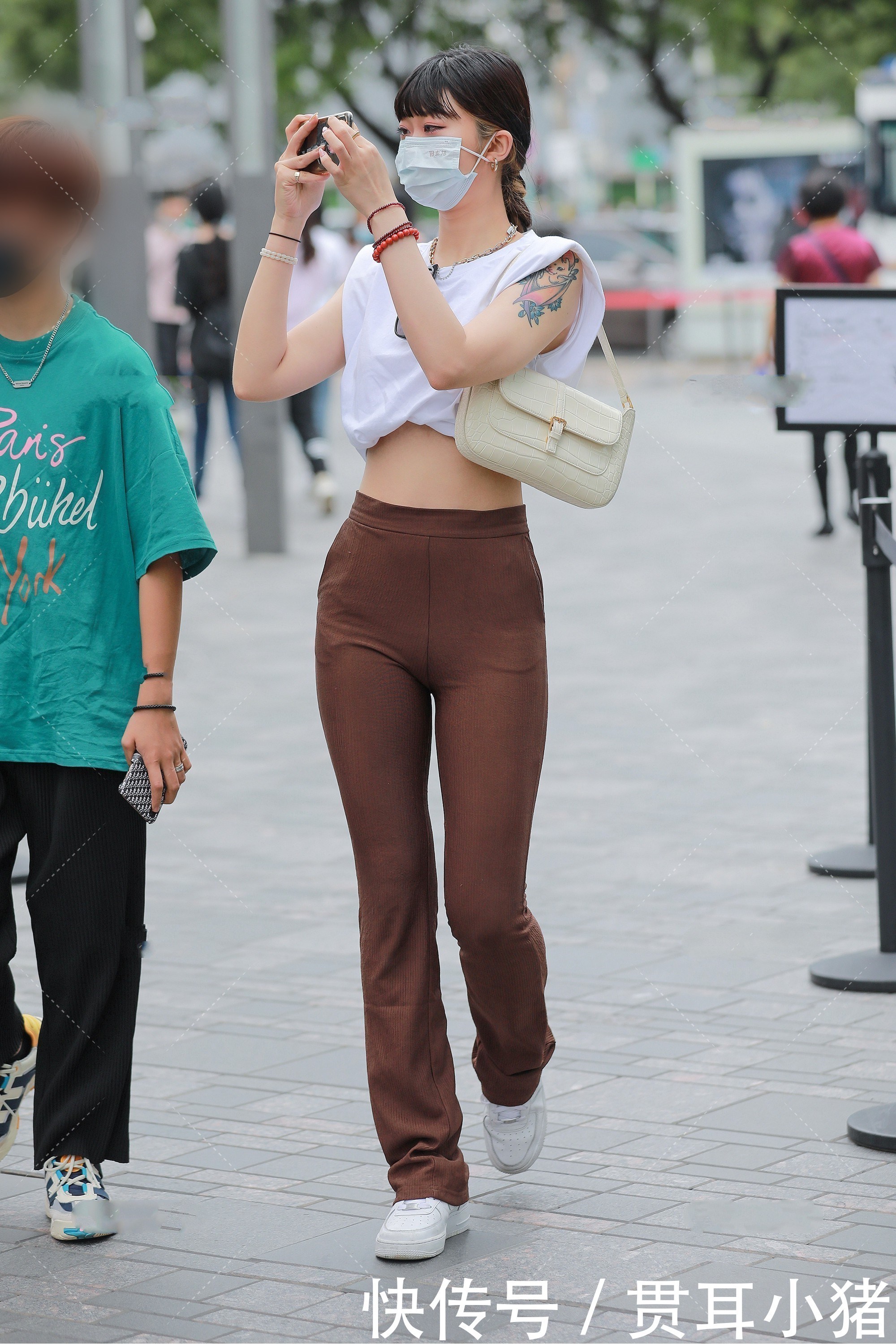 搭配|白色露肚脐装搭配深棕色高腰裤,时尚精致,又仙又美