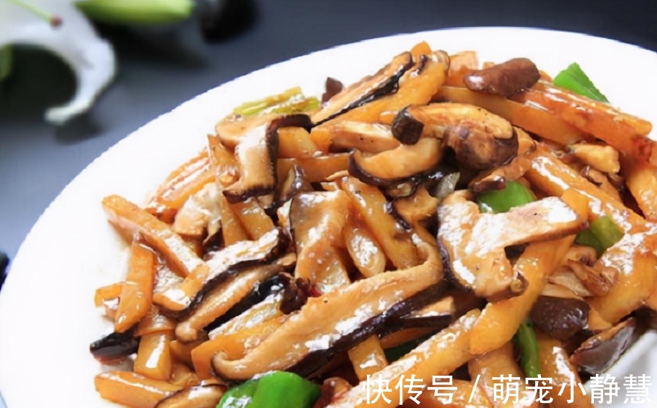 炒香菇前到底用不用焯水？厨师长教你正确做法，香菇鲜滑又营养！