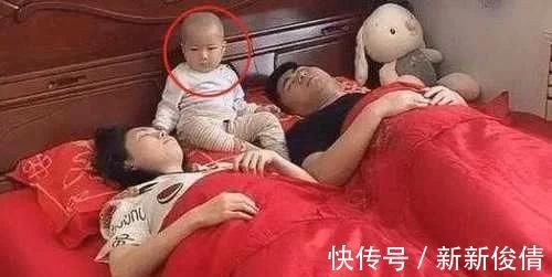 宝宝|一家三口睡觉照片曝光,爸妈熟睡宝宝坐一旁,宝宝这家长真难带