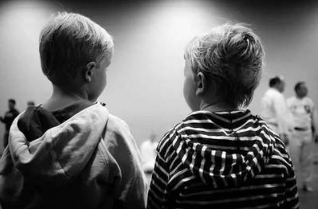 孩子|父母不在家,哥哥准备把弟弟“炖了”,用的“汤底”让人哭笑不得