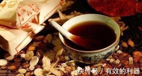 辣木叶|肠道里竟有7斤宿便？每天1杯，便秘、口臭不再来，跟肚腩说再见