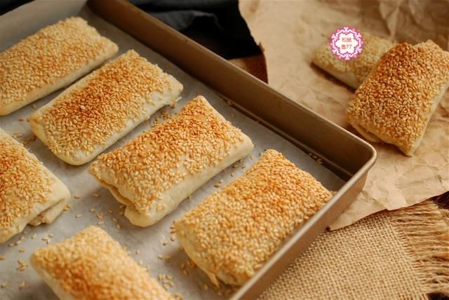 油皮|薄薄的皮儿脆脆的壳儿，一捏就碎一碰就掉渣，这个烧饼真香