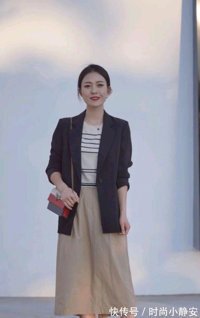优雅 成熟女人的早秋穿搭如何搭配?可以选择简约款,呈现出优雅大方
