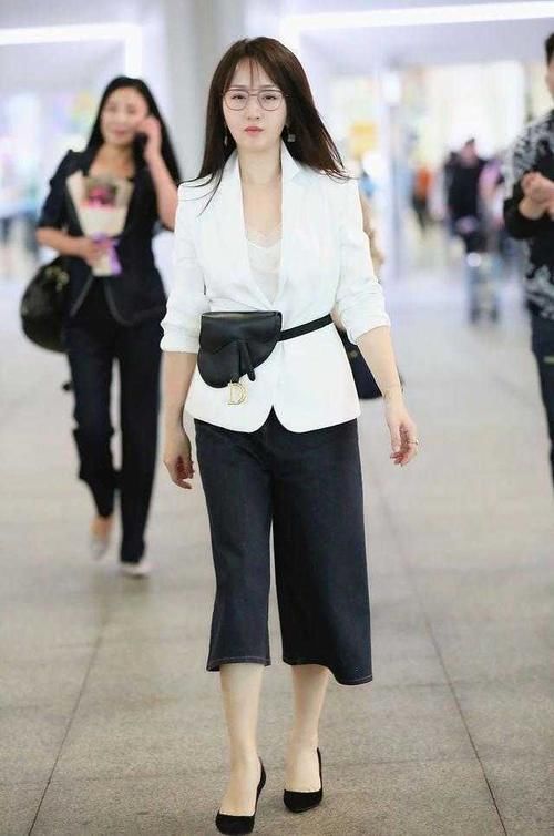 冻龄女神 小姐姐不愧是冻龄女神，身穿风衣搭配内搭卫衣，减龄时髦