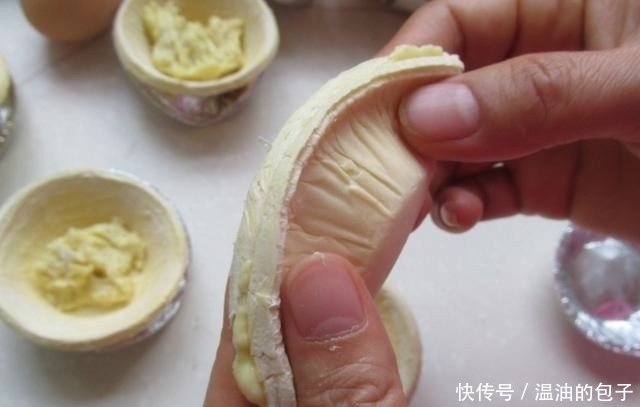 甜品店|榴莲酥甜品店10块钱一个,自己做2块钱就搞定,层层酥脆又香甜