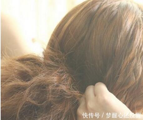 美女|女生好看卷发发型如何扎,真人示范美女卷发教程