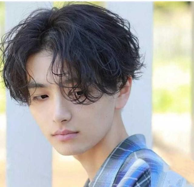 男生长头发的发型怎么留好看?烫头扎发编发,慵懒随性文艺范十足