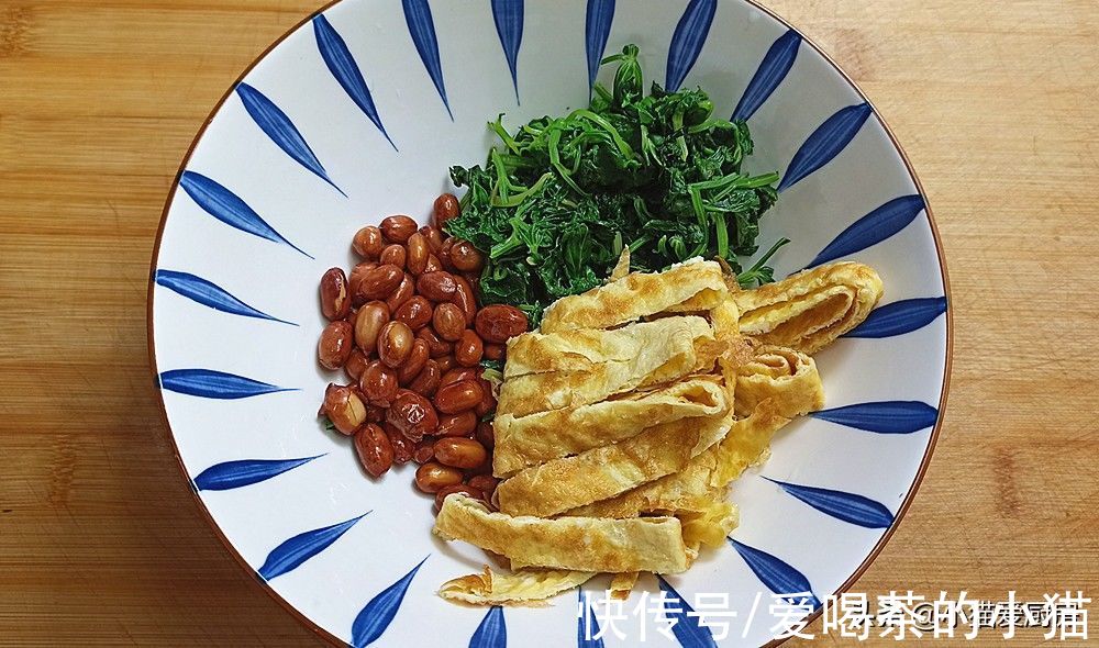 芹菜叶是个宝,丢掉可惜了,教你个特色吃法,清香爽口给肉不换