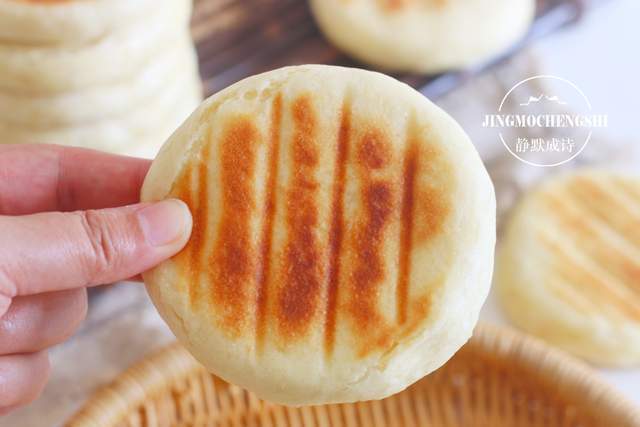 近来做火烧上瘾了!又胖又软还养胃,夹点儿肉,跟吃汉堡似的!