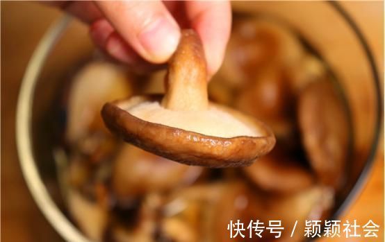 泡香菇不要放水里就泡,大厨教你一招,不夹生,泡得又快又干净