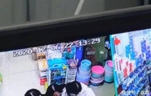 女大学生发型宛如70后,复古卡子成亮点,这不是“妈妈”同款吗?