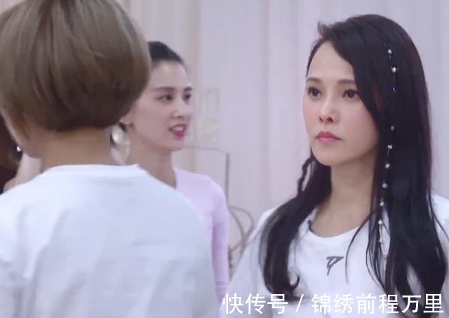 姐姐們|《乘風(fēng)破浪的姐姐》開場舞集訓(xùn)伊能靜站C位，萬茜全程笑看不吱聲