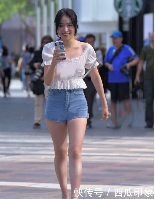 搭配|街拍宽松的白色T恤衫,搭配牛仔热裤,性感而清凉