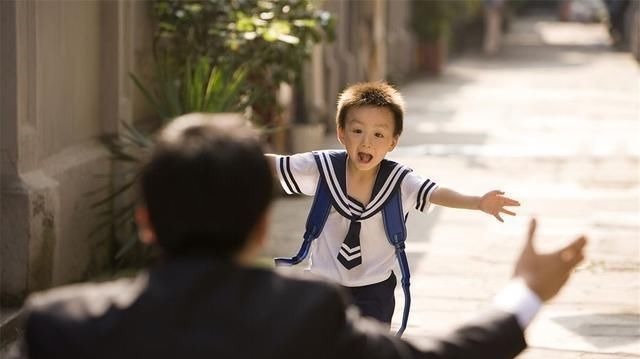 小李|“这是溺爱!”专家批判家长接送孩子引众怒:你自己有小孩吗?