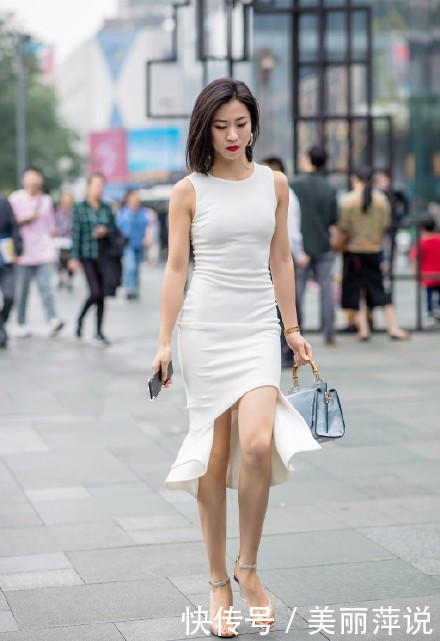 裙子|美女街拍在裙子上面“剪一刀”,小姐姐为了展现身材也是蛮拼的