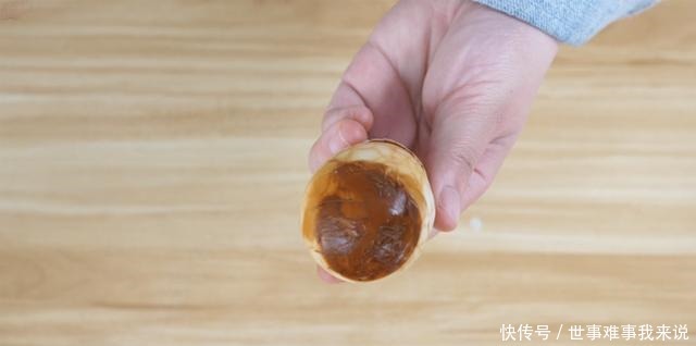 姑娘把鸡蛋放进电饭锅,煮出的茶叶蛋比买的的更香更好吃,真方便