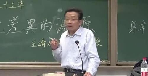 这位复旦教授上课烟不离手，却仍然和同学相处很好，学校为何不管