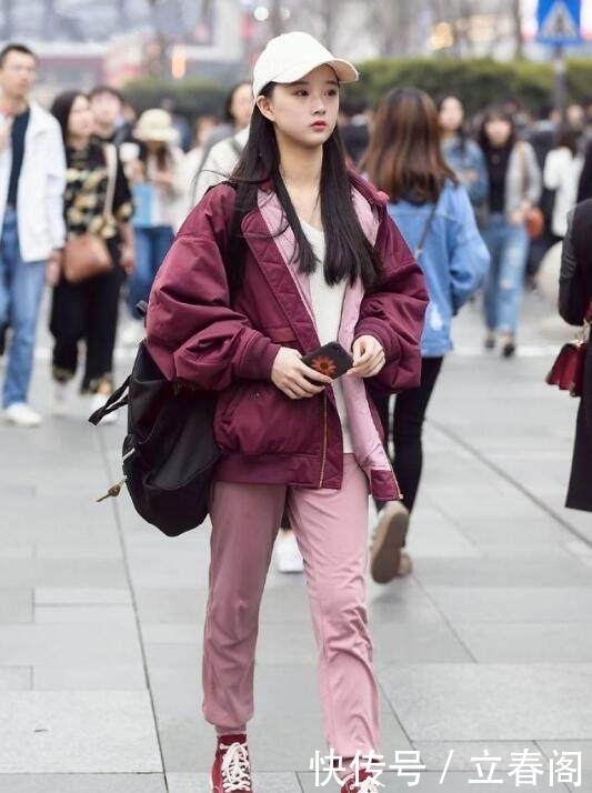 美女|街拍:随意又洒脱的美女,身姿丰腴前卫穿搭总有适合你的!