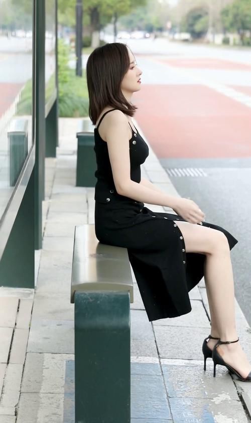 优雅的小姐姐,身穿一件吊带上衣+半身裙,气质迷人