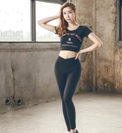 展现|街拍性感紧身打底裤小姐姐,让完美的身材尽情展现