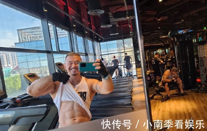 健身房|爱健身的IT小哥哥,十年如一日撸铁,打造出牛蛙般的腱子肉!