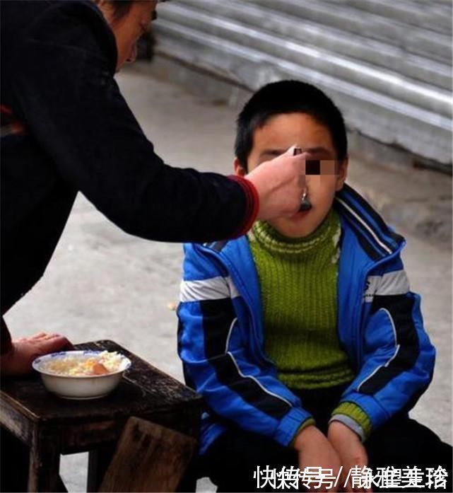 母子|母子俩点3碗面,刚出门,老板叹气这妈妈以后连养老院都没得住