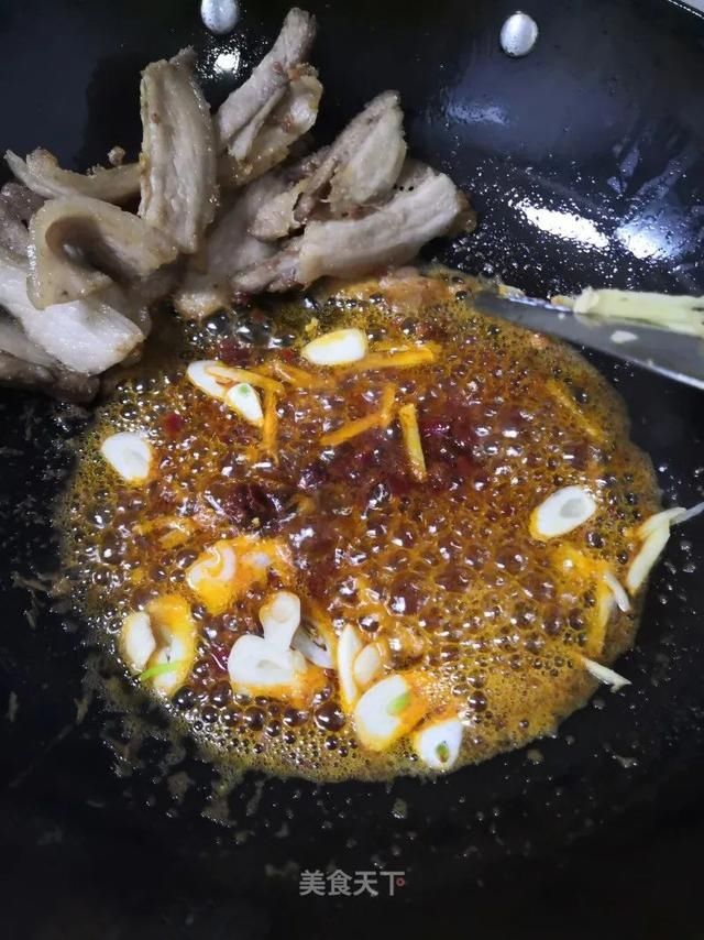  翻炒均匀|回锅肉：香辣入味又不腻，配上一碗白饭，简直了