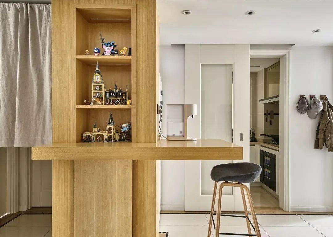 搭配|87㎡现代简约家居,一整面沙发墙做书柜,真心漂亮又实用!