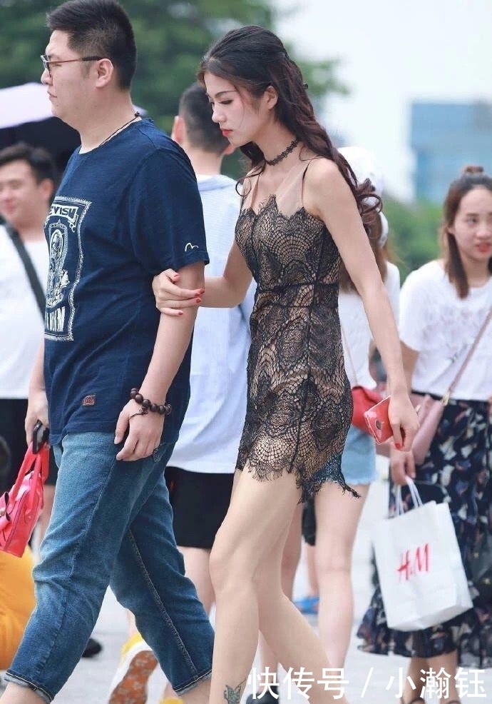 街拍:看得出来,有人给她男朋友告状了!