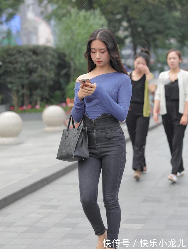 矮胖 牛仔黑色打底裤搭配蓝色上衣,显瘦显高,看起来穿起来也很胖