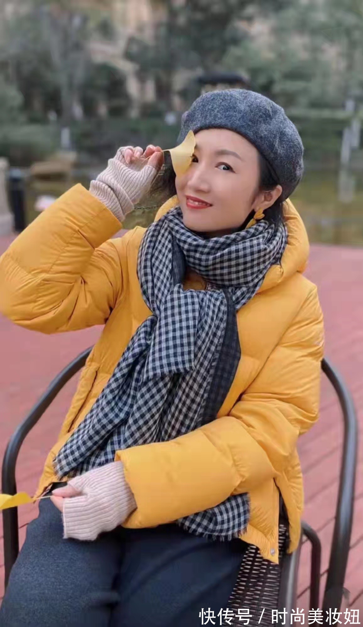 高级感|真正会打扮的女人,羽绒服很少穿黑色,50岁的她教你穿出高级感