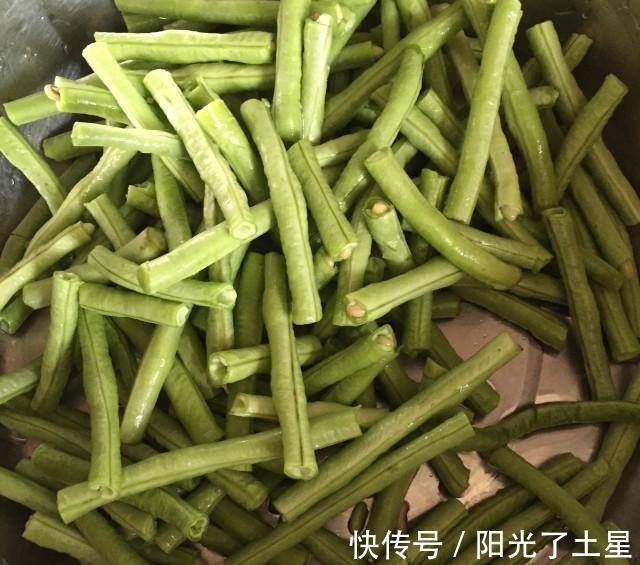 小轩|茄子焖豆角,夏日家常菜,百吃不厌!