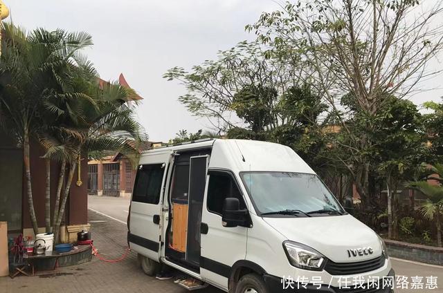 今年春节房车扎堆儿到了西双版纳,椰树下埋锅造饭成了一道风景线